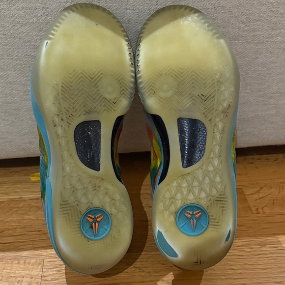 Nike Multicolor Sneakers with Yellow and Blue Highlights - Picture 8 of 9